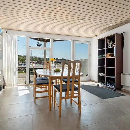 Διαμέρισμα Front In *